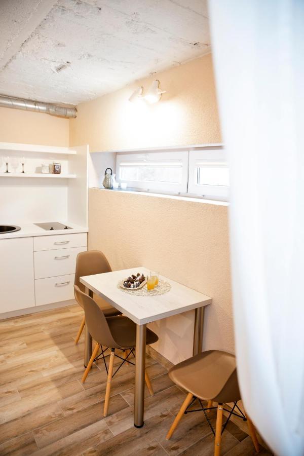 קובנה Apartment In Garage With Free Parking מראה חיצוני תמונה